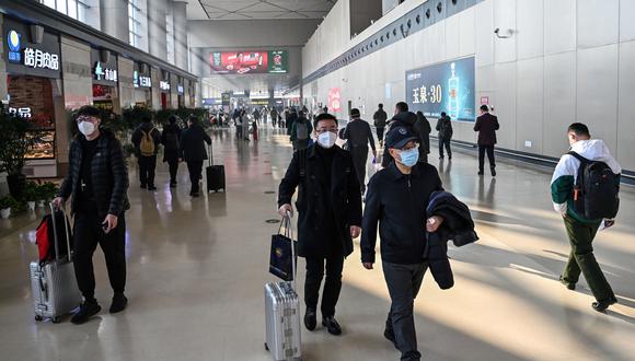 Se ve a personas en el Aeropuerto Internacional Taiping de Harbin en Harbin, en la provincia nororiental china de Heilongjiang, el 7 de enero de 2023. (Foto de Hector RETAMAL / AFP)