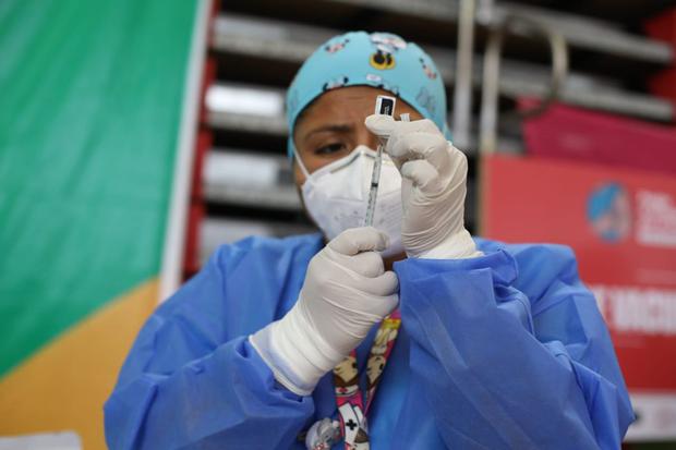 Una enfermera prepara la jeringa para realizar la vacunación contra el COVID-19. (Foto: Britanie Arroyo / @photo.gec)