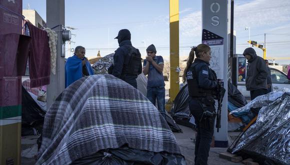 El flujo de migrantes sin papeles en Estados Unidos, que huyen de la violencia y la pobreza, se multiplicó tras la llegada a la presidencia de Joe Biden, quien prometió analizar sus casos. (Foto: Paul Ratje / AFP)