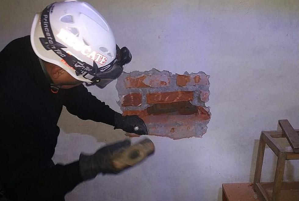 ​Policías perforan pared de vivienda para rescatar perrito (FOTOS y VIDEO)