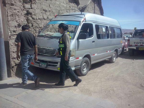 Combi de ruta 29 colisiona contra auto Volkswagen