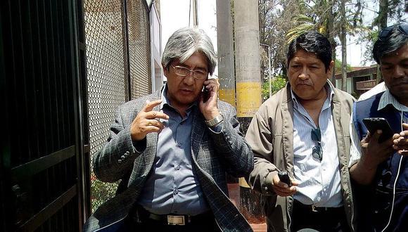 En febrero del 2019 el fiscal Vega Pilco fue suspendido del cargo por seis meses tras difusión de video en reunión con exalcalde Luis Torres en su vivienda.