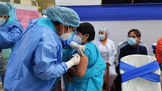 Comienzan a inocular quinta dosis a personal de salud en Huancavelica