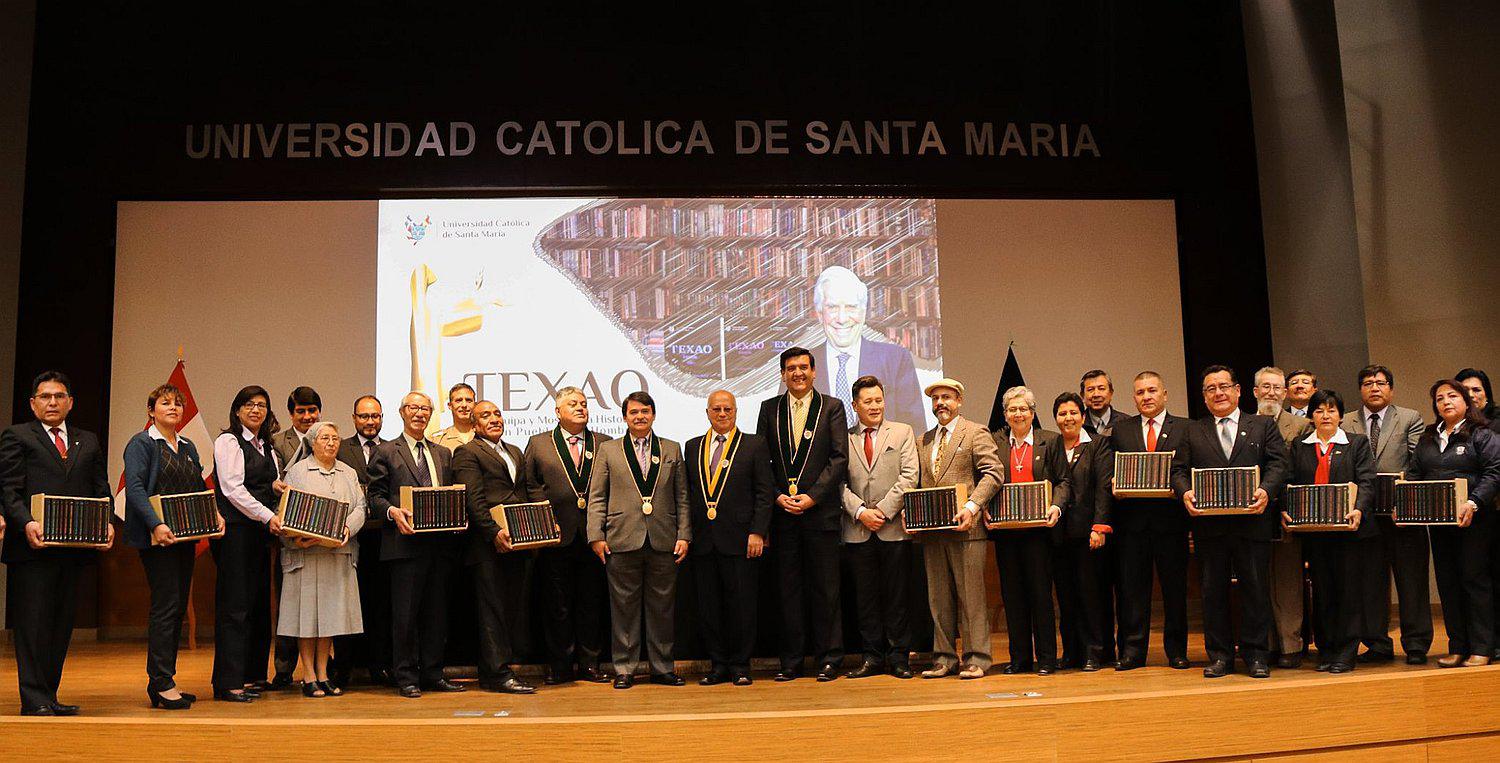 UCSM donó libros de Carpio Muñoz a colegios
