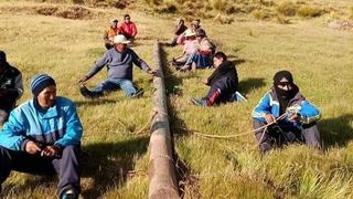 Padres de familia ayudan a instalar internet en Antauta