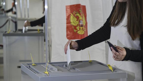 Una refugiada de Ucrania deposita su voto en referéndum en un colegio electoral de Sebastopol, Crimea, el 23 de septiembre de 2022. (Foto: EFE/EPA/STRINGER)