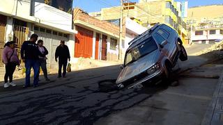 Camioneta se hunde tras aniego de agua potable en Tacna