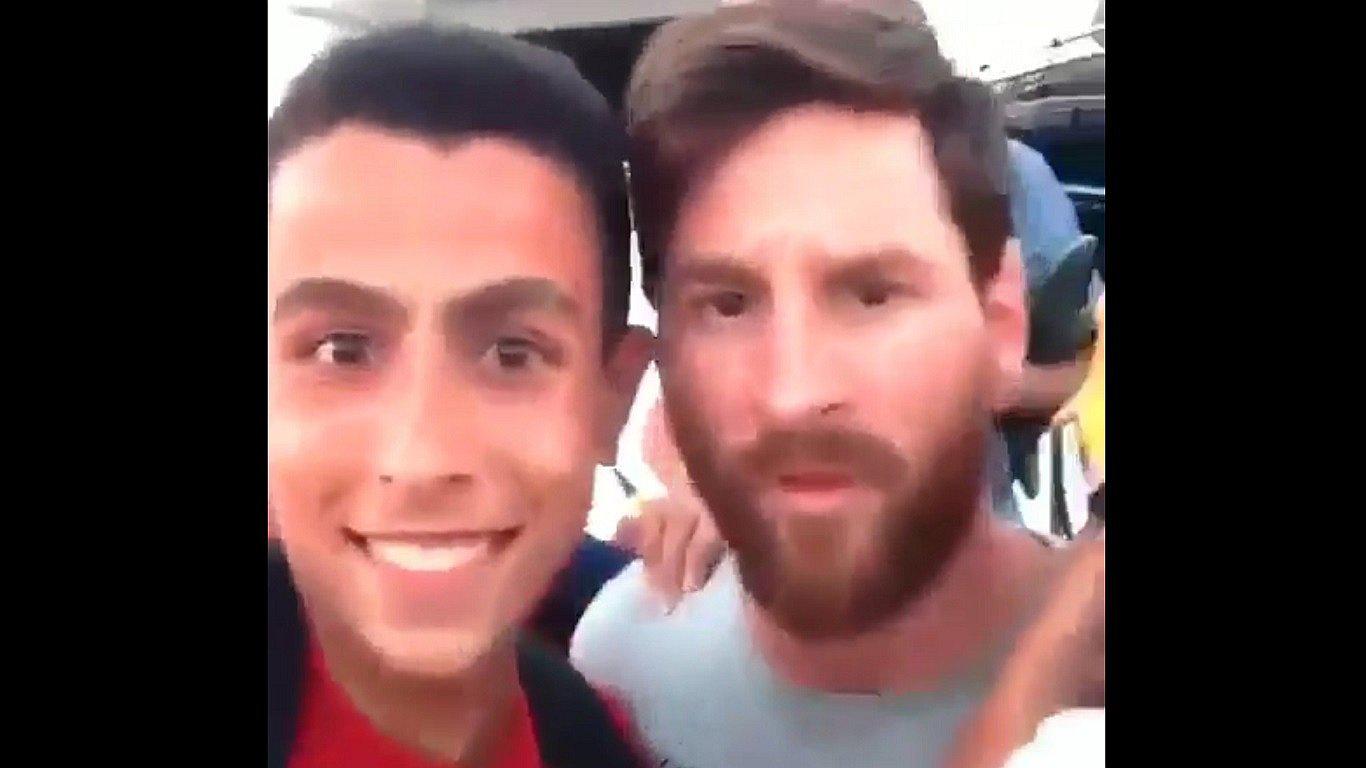 YouTube: Messi y su cara de pocos amigos frente a sus fans (VIDEO)