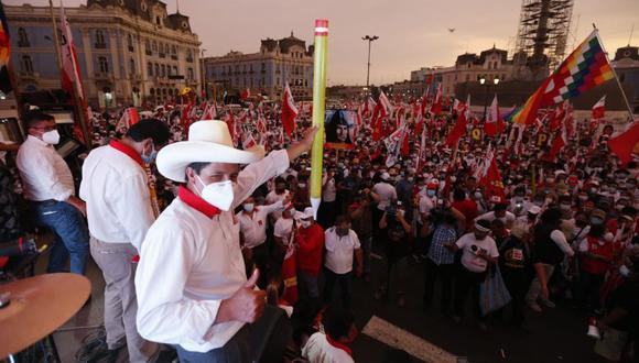 Pedro Castillo acompañado de Vladimir Cerrón (al lado con la cabeza hacia abajo) en el cierre de campaña de Perú Libre en Lima el pasado 8 de abril. La actividad fue en la Plaza 2 de Mayo. (Foto: Violeta Ayasta / GEC)