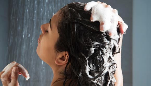 Juan Diego Teo, especialista en belleza, recomienda lavarse el cabello con agua tibia porque si está demasiado caliente puede alterar la piel del cuero cabelludo.  (Foto: Getty Images)