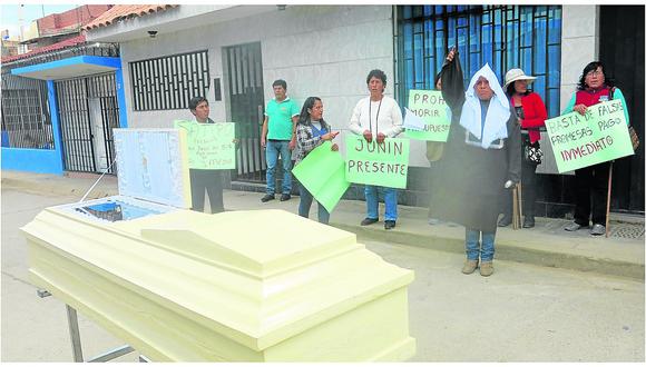 Huancayo: Dueños de funerarias protestan usando un muerto dentro de ataúd (VIDEO)