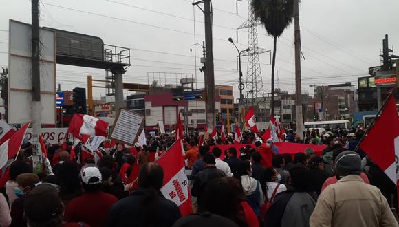 La actividad se desarrolla en el cruce de las avenidas Palmeras y Carlos Izaguirre, en Los Olivos. (Foto: José Montenegro/Twitter)