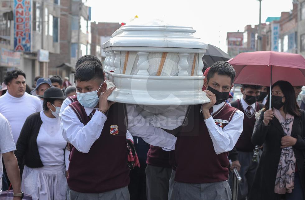Llanto y dolor en entierro de familia que falleció en accidente en Mazamari      Foto: Adrián Zorrilla