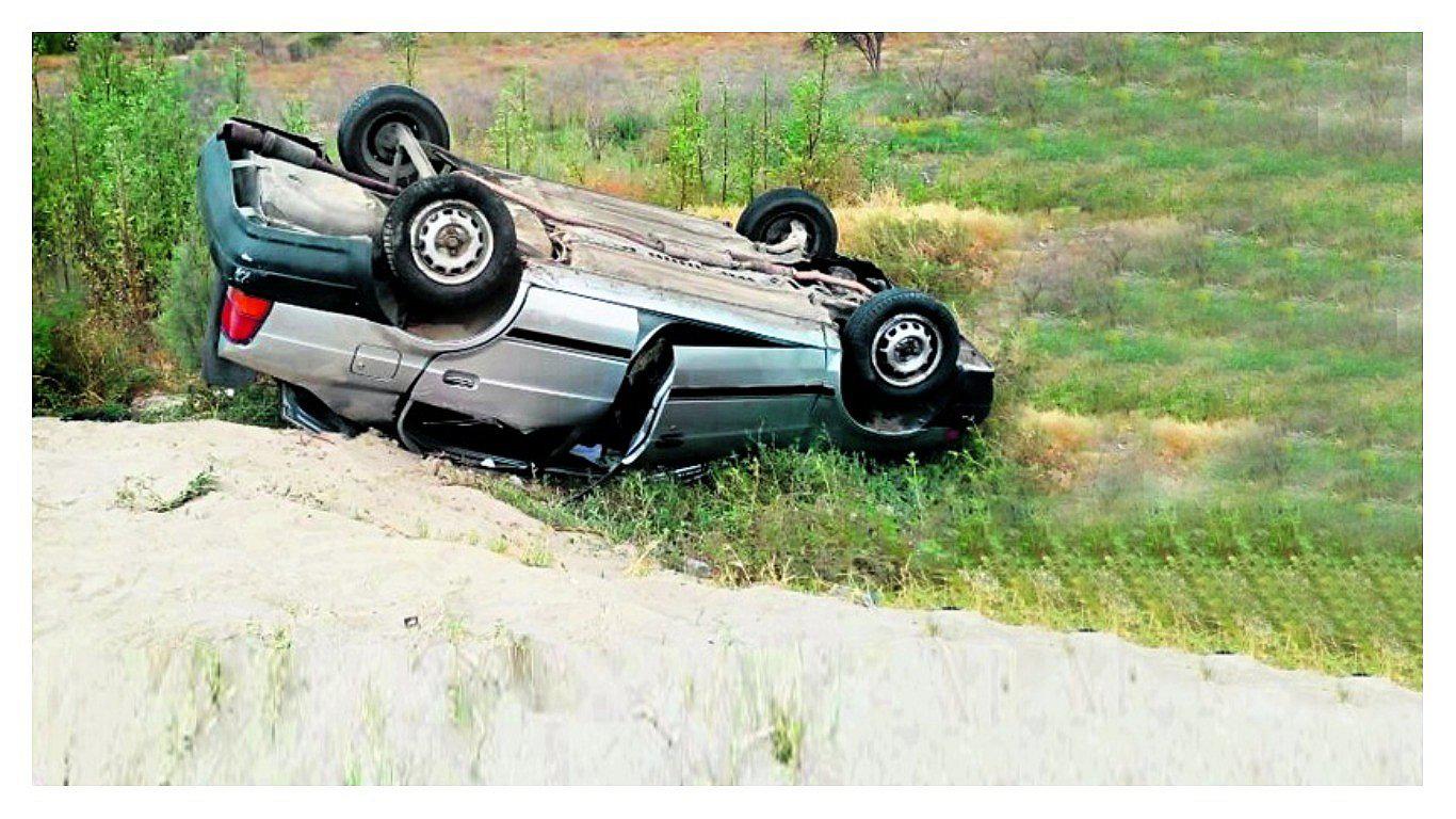 Un muerto y tres heridos deja la volcadura de un auto