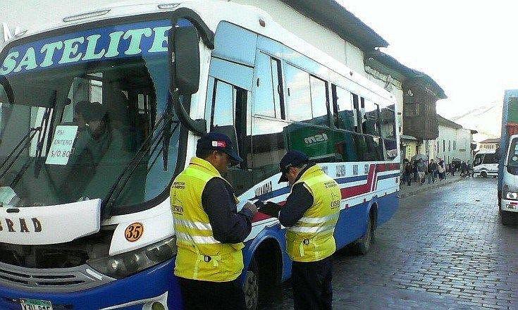 Cobradora pierde la vida tras caer de bus interurbano