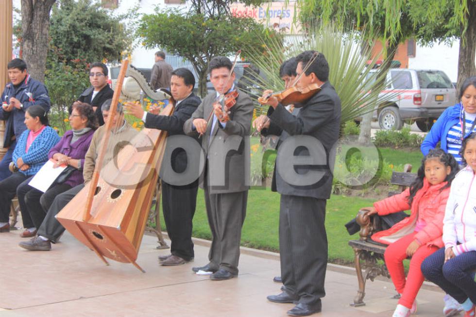 Residentes acobambinos despiden el año con chicha y zapateo