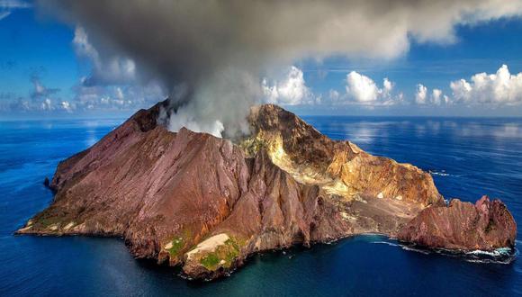 El volcán Whakaari, ubicado en una isla al noreste de Nueva Zelanda, entró este lunes 9 de diciembre en erupción. (Foto: Pinterest)