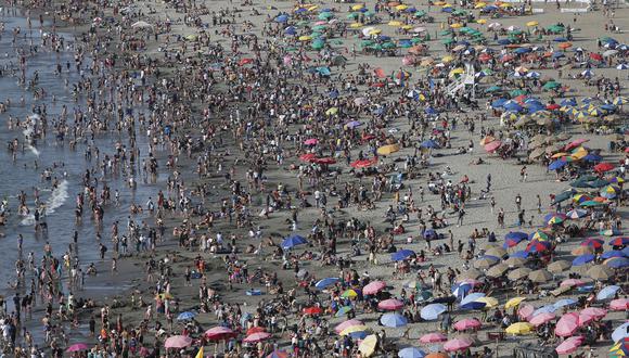 Las playas pueden convertirse en espacios de alto riesgo de contagios si los bañistas incumplen con las medidas sanitarias del distanciamiento social y uso de mascarilla. (Foto: GEC)