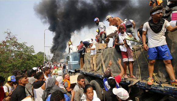 Decenas de personas intentan rescatar lo que queda de ayuda humanitaria en Venezuela (FOTOS)