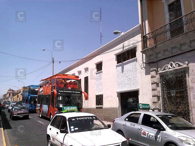 WhatsApp: Calle Moral se convirtió en paradero informal de buses turísticos