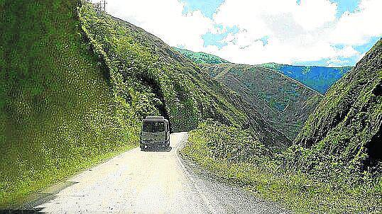 Asaltantes armados desvalijan a viajeros de bus en Ollachea