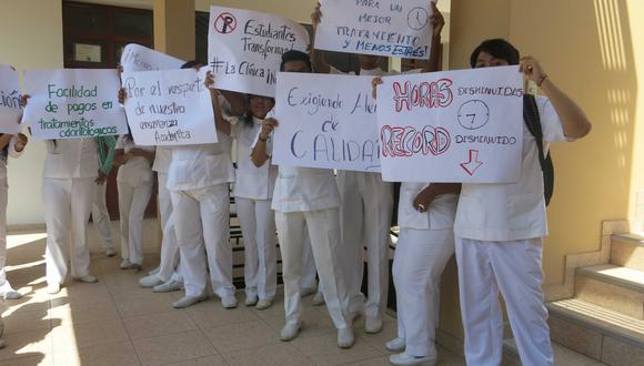 Estudiantes de odontología protestan por recorte de horas prácticas