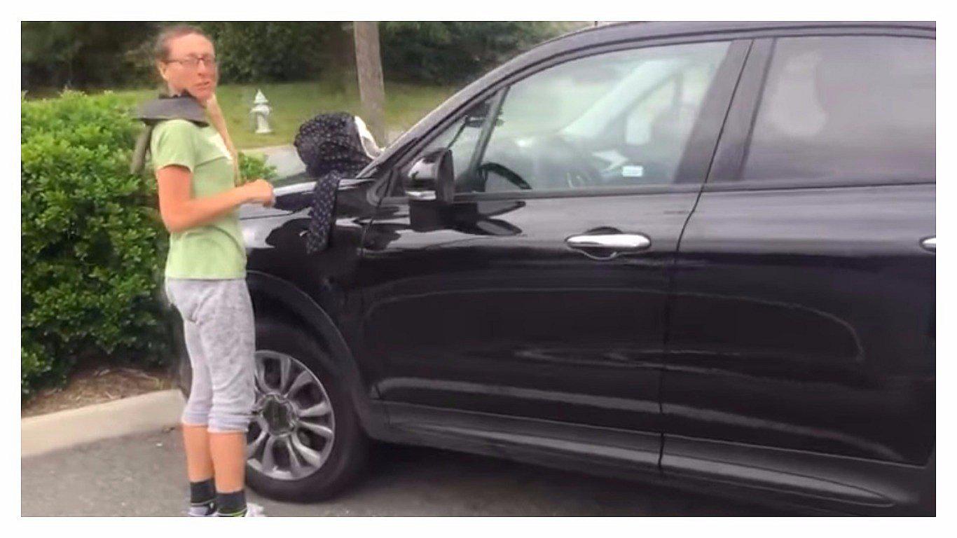 YouTube: Falsa mendiga regresaba a su auto y es puesta al descubierto por indignado hombre [VIDEO]