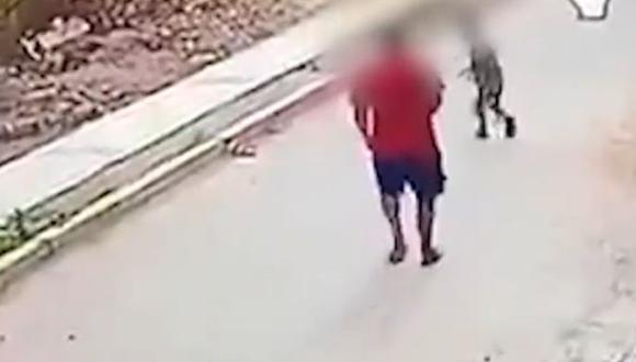 Video captó el momento en que un hombre agredió a su sobrino en una calle del caserío La Cría, en Chiclayo. (Captura: América Noticias)