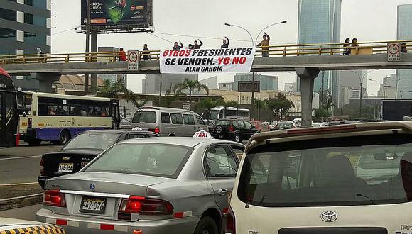 Alan García: ¿Quién mandó a colocar carteles a favor de expresidente en puentes de Lima?
