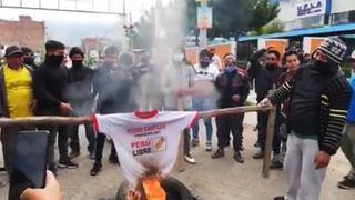 Queman camiseta de Perú Libre en protesta de agricultores y camioneros en Huancayo (VIDEO)