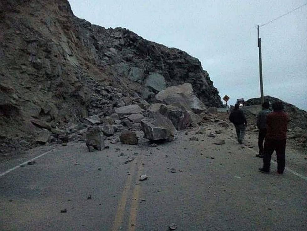 Derrumbe en la Panamericana Sur deja vehículos varados en Arequipa