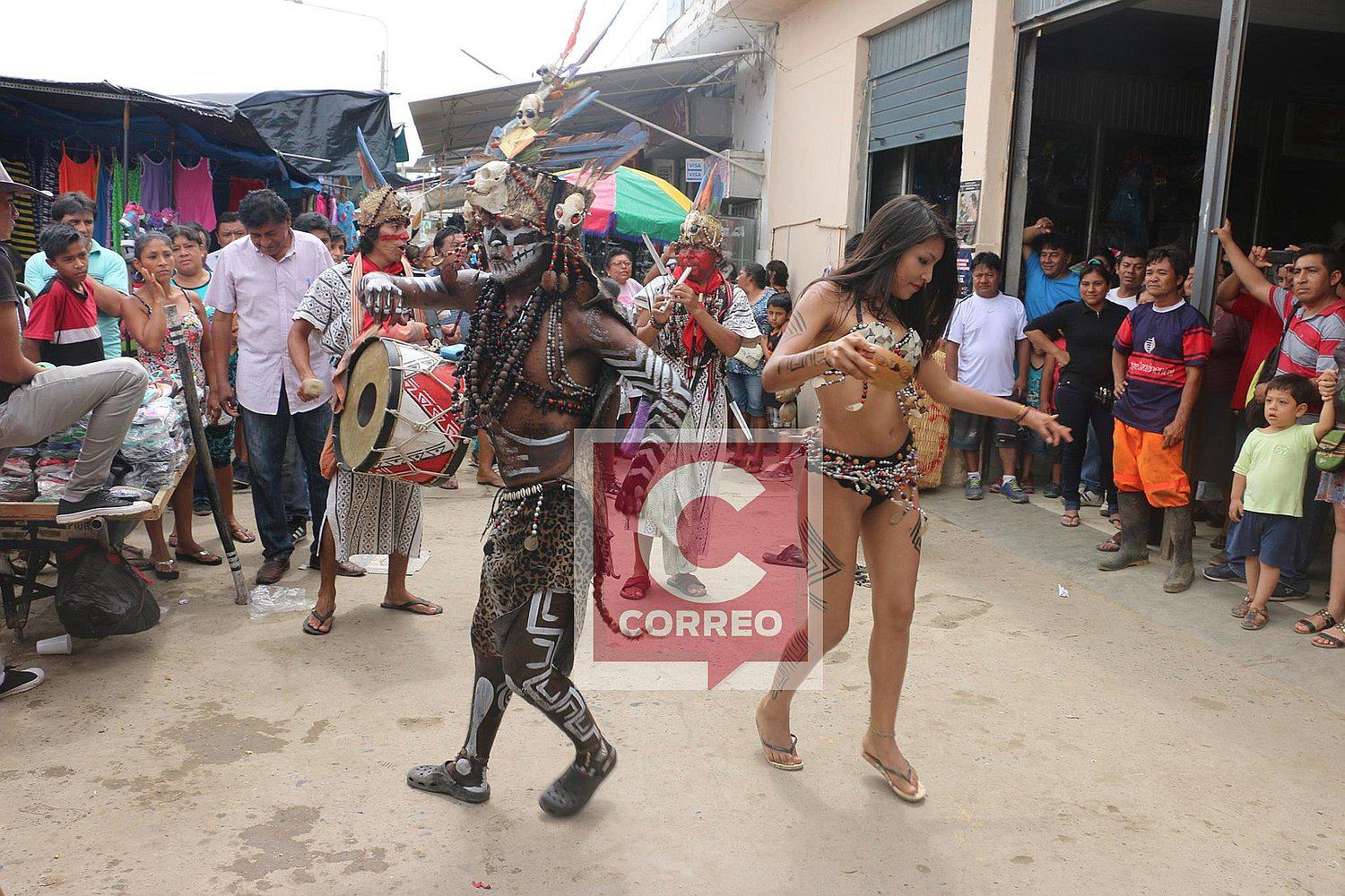 Danzantes de la selva alborotan el mercado de Piura (VIDEO)