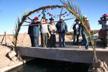 Inauguran canal de riego que
 beneficia a Huanuara y Cairani