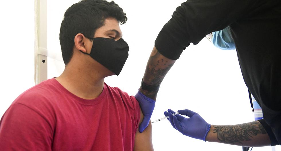 Una adolescente recibe una vacuna contra el COVID-19 en Estados Unidos. (Frederic J. BROWN / AFP).