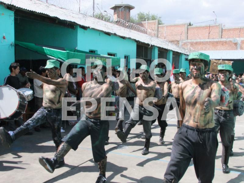 Internos de penal de Huanta participan en singular desfile por Fiestas Patrias