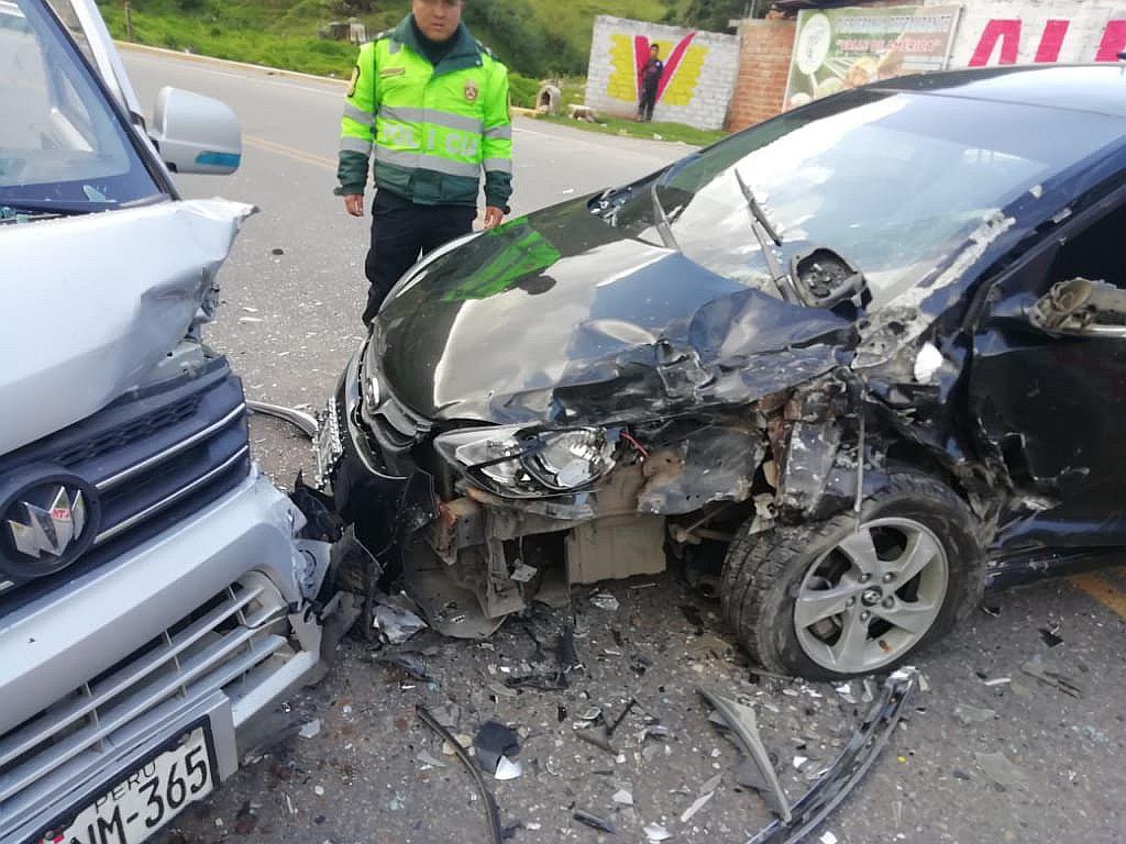 Brutal choque en vía de Acostambo deja de saldo 10 heridos