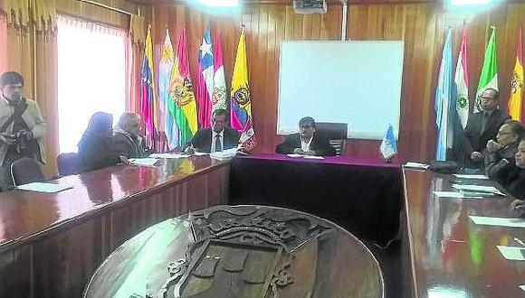 Puno: Clotilde Pinazo asumió el cargo de alcaldesa en sesión de concejo municipal