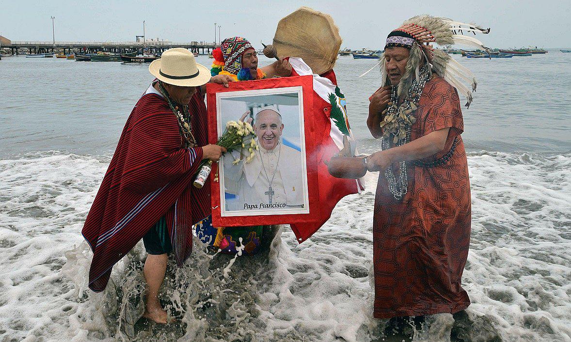 Chamanes invocaron a sus deidades "para proteger de cualquier peligro" al Papa Francisco (FOTOS) 
