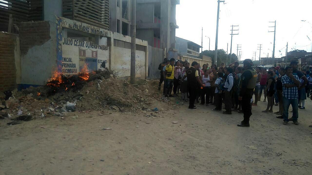 Tumbes: Los padres de familia la IE Olivera Paredes de Las Mercedes no permiten el ingreso de profesores y alumnos