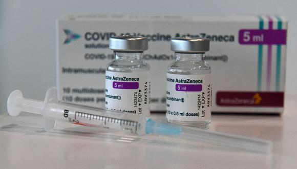 El laboratorio AstraZeneca asegura que su vacuna es 79% efectiva. No se ha probado fehacientemente que produzca coágulos. (Foto: AFP)