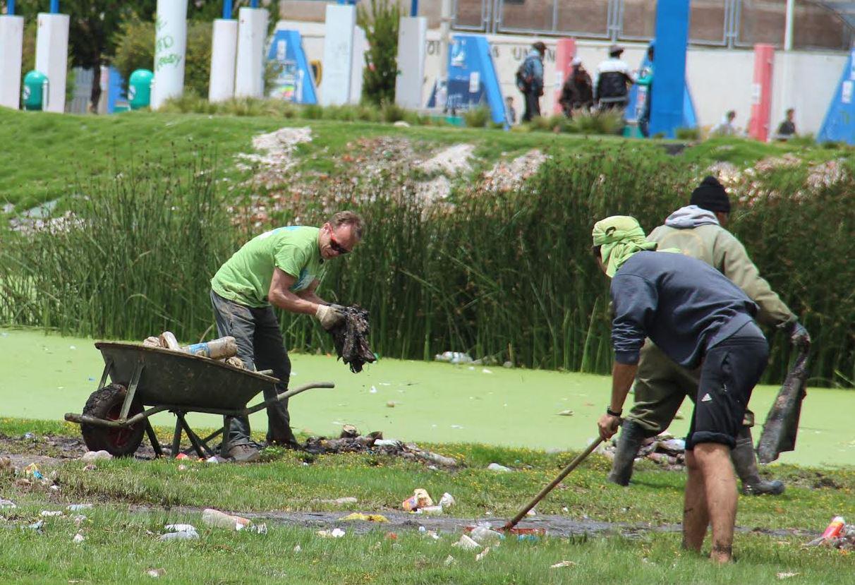 Turistas de Estados Unidos recogen basura en Bahía de Puno