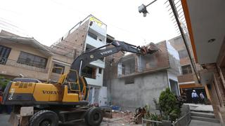 San Juan de Lurigancho: demuelen vivienda de dos pisos construida ilegalmente en plena vía | VIDEO 
