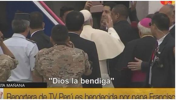 Papa Francisco bendice a reportera antes de abordar el avión (VIDEO)