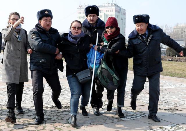 La policía de Kirguistán detienen a activistas del movimiento de mujeres FEMEN en la Plaza de la Victoria durante la celebración del Día Internacional de la Mujer en Bishkek, Kirguistán. (Foto: EFE)