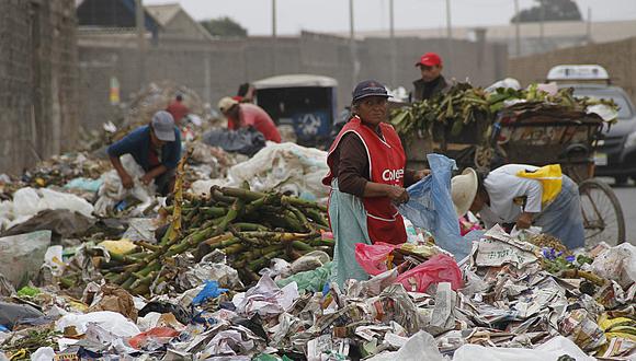 Trujillo: Un mar de basura en entrada del mercado La Hermelinda