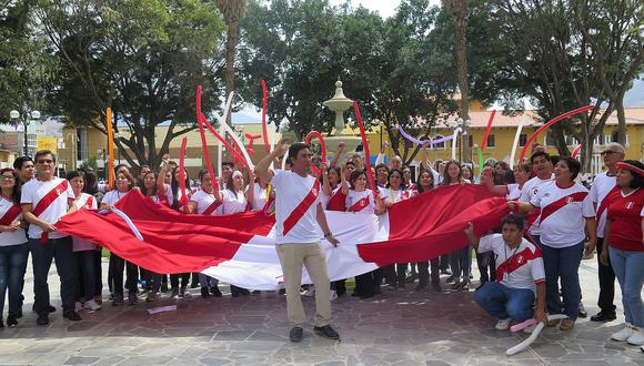 ​Miles festejan con baile y cantos el Perú - Colombia