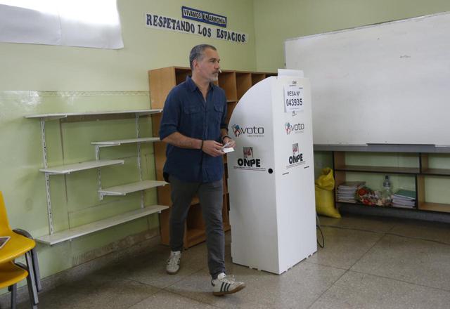 Salvador del Solar reaparece y vota en colegio Alfonso Ugarte de San Isidro. Fotos: Francisco Neyra/GEC