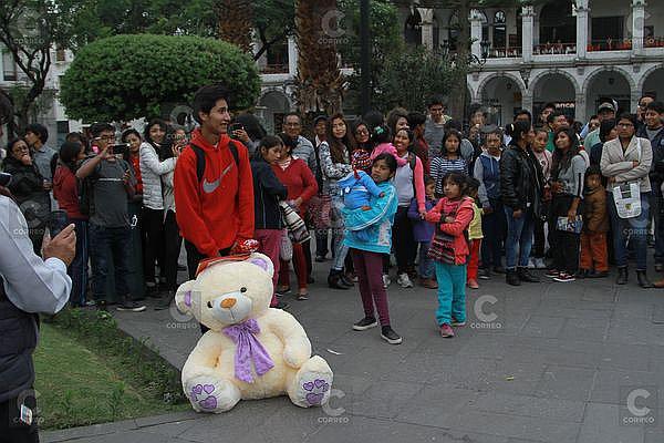La esperó por horas con gran oso de peluche y ella reaccionó así en San Valentín (VIDEO)