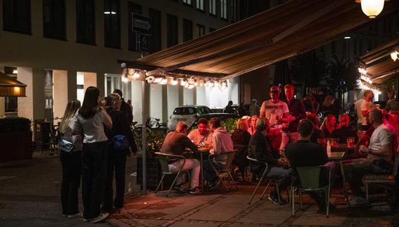 Personas se reunen en un bar durante la noche cuando Dinamarca levantó las restricciones en medio de la nueva pandemia de coronavirus / COVID-19. (Foto: Olafur Steinar Gestsson / Ritzau Scanpix / AFP)