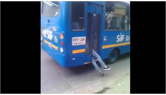 Colombia: Ladrón intentó escapar pero quedó atrapado por puerta de bus (VIDEO)